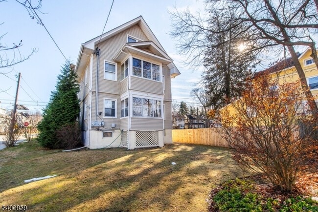 Building Photo - 422 Valley Rd