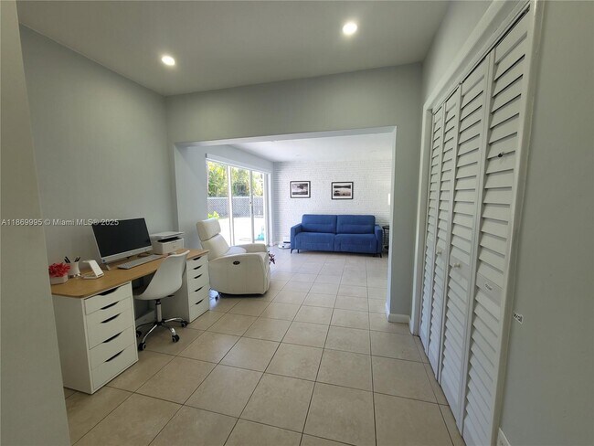 Building Photo - 8839 SW 28th St