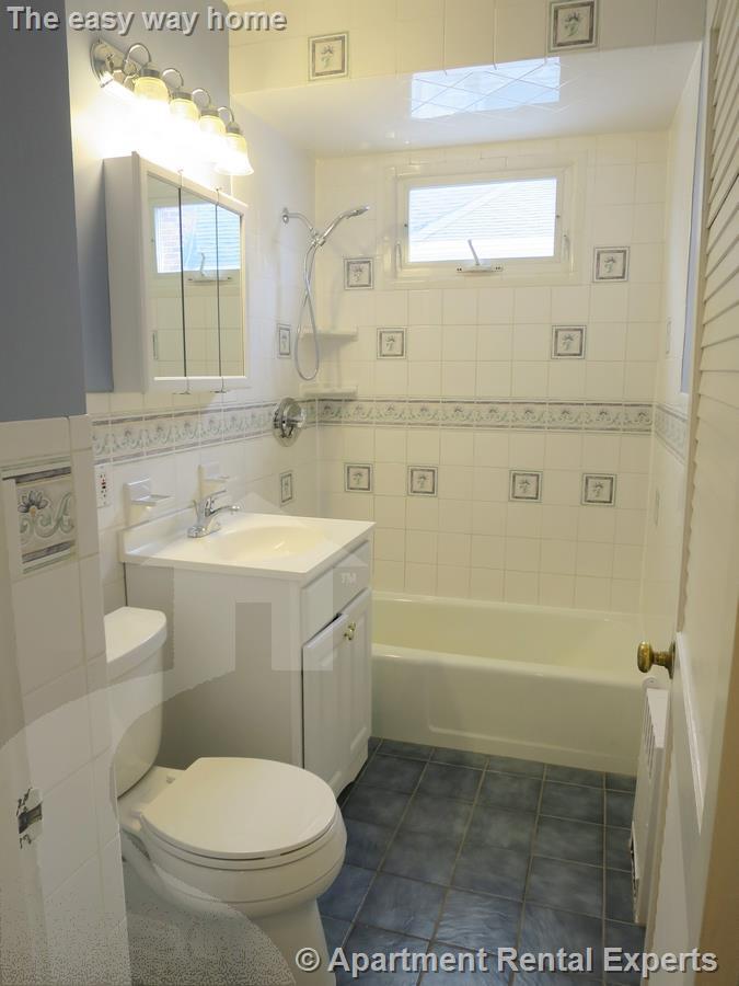 Building Photo - 1098 Fellsway
