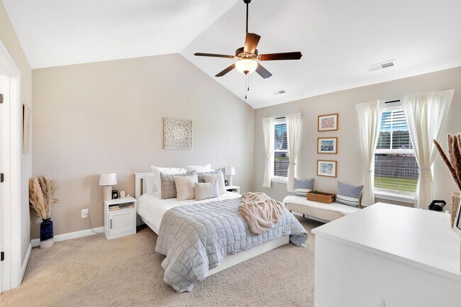 Building Photo - Bonus Room and Neighborhood POOL!