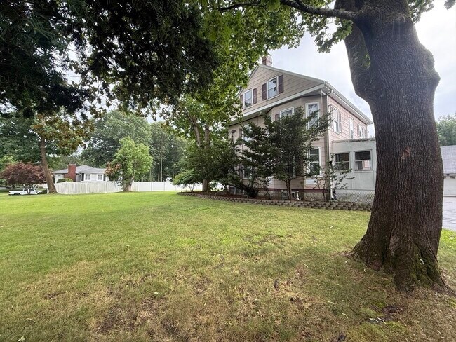 Building Photo - 553 Morton St