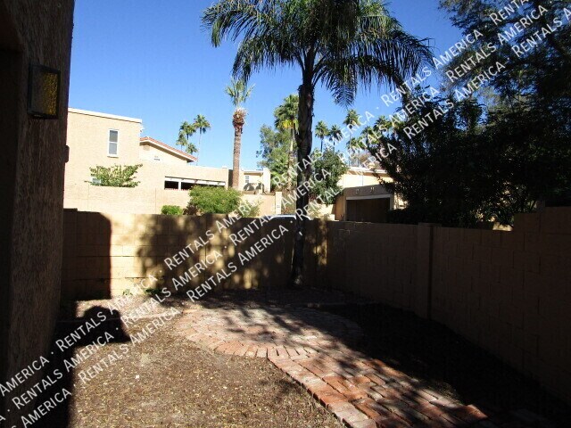 Building Photo - 711 E North Ln