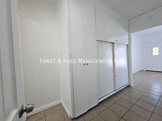 Building Photo - 1468 Alamitos Ave