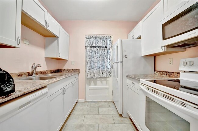 Building Photo - 2 N Fernwood Ave