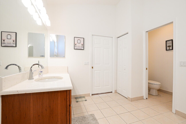 Building Photo - 351 NW Shoreview Dr