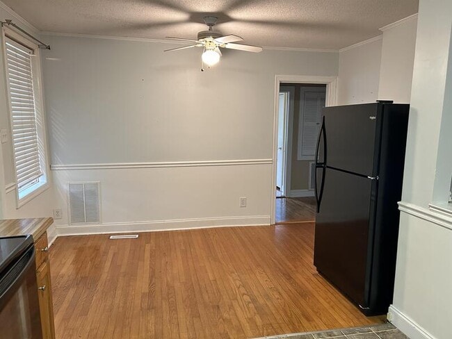 Building Photo - 108 S Rockview Dr