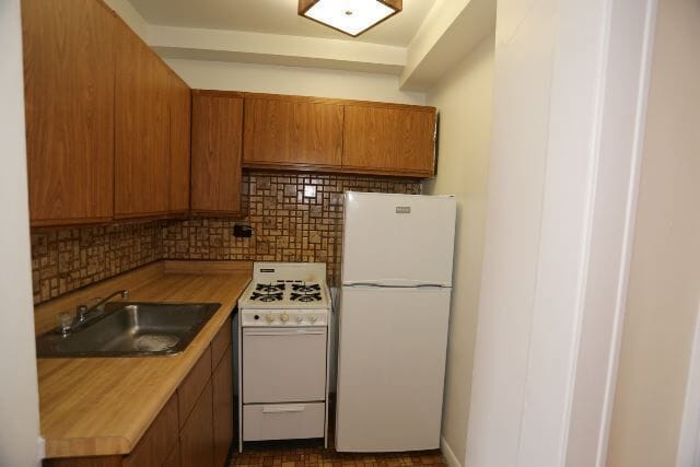 Building Photo - 744 W Belmont Ave