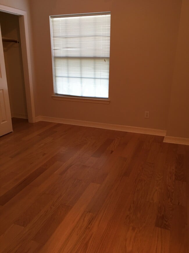 Building Photo - 6714 Montclair Dr