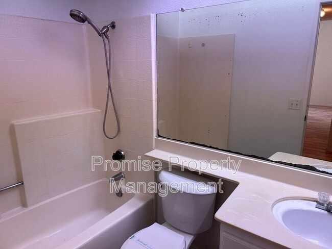 Building Photo - 885 Pinewood Dr