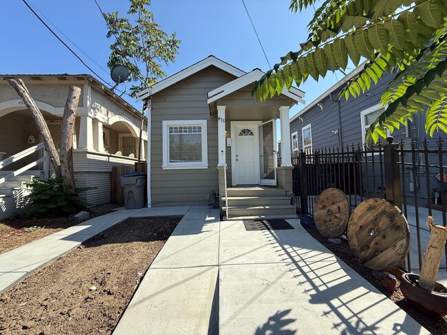 Primary Photo - Beautiful 2 Bedroom House With Private Bac...