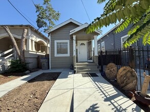 Building Photo - Beautiful 2 Bedroom House With Private Bac...