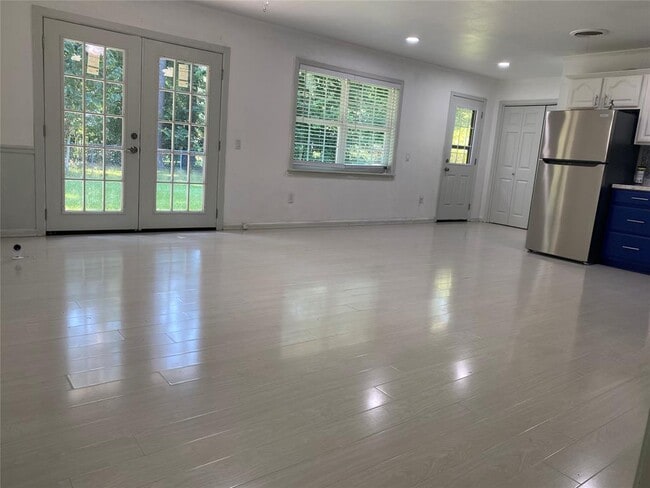 Building Photo - 608 Willow Bend Dr