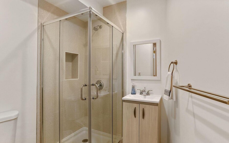 Guest bath - 650 Newton Pl NW