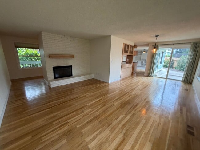 Building Photo - (969) Lance Way - 3 Bedroom / 2 Bath Home