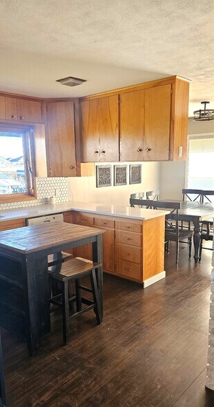 Building Photo - 3312 W Lakeshore Dr