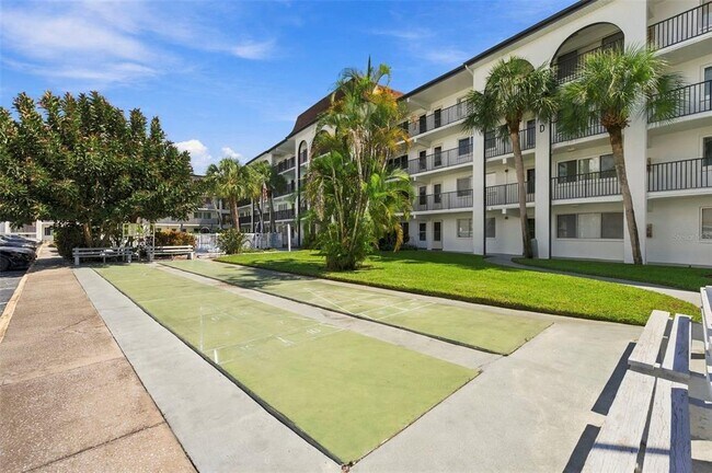 Building Photo - 2525 W Bay Dr