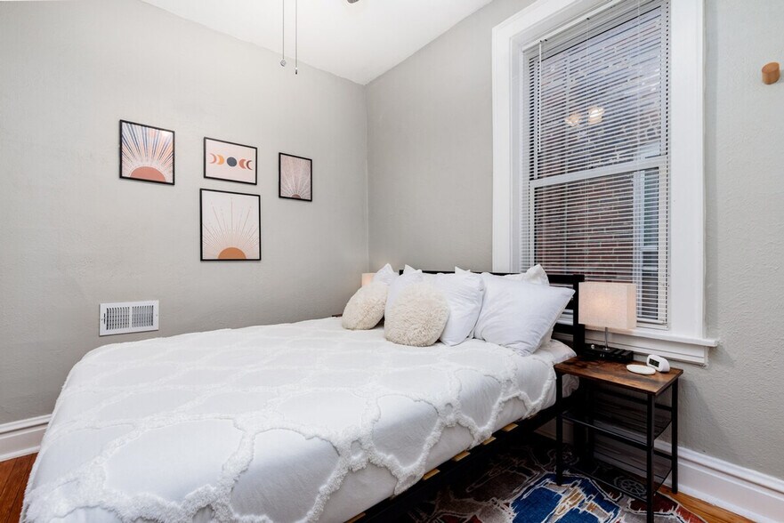 Building Photo - 3956 Tholozan Ave