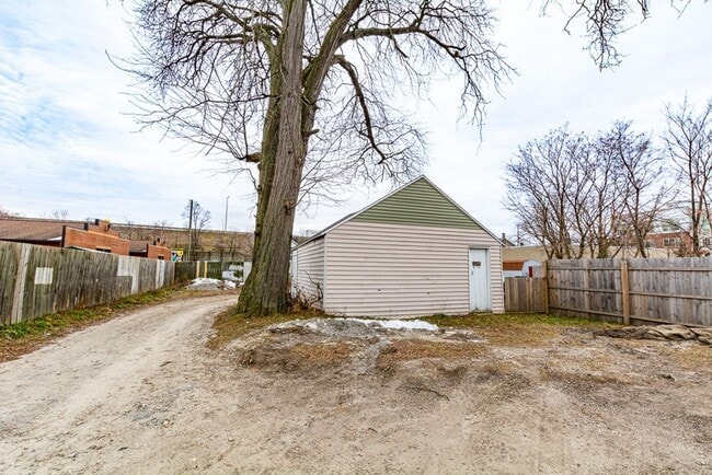 Building Photo - Bright Upper Two Bedroom Unit! Recently Remodeled!