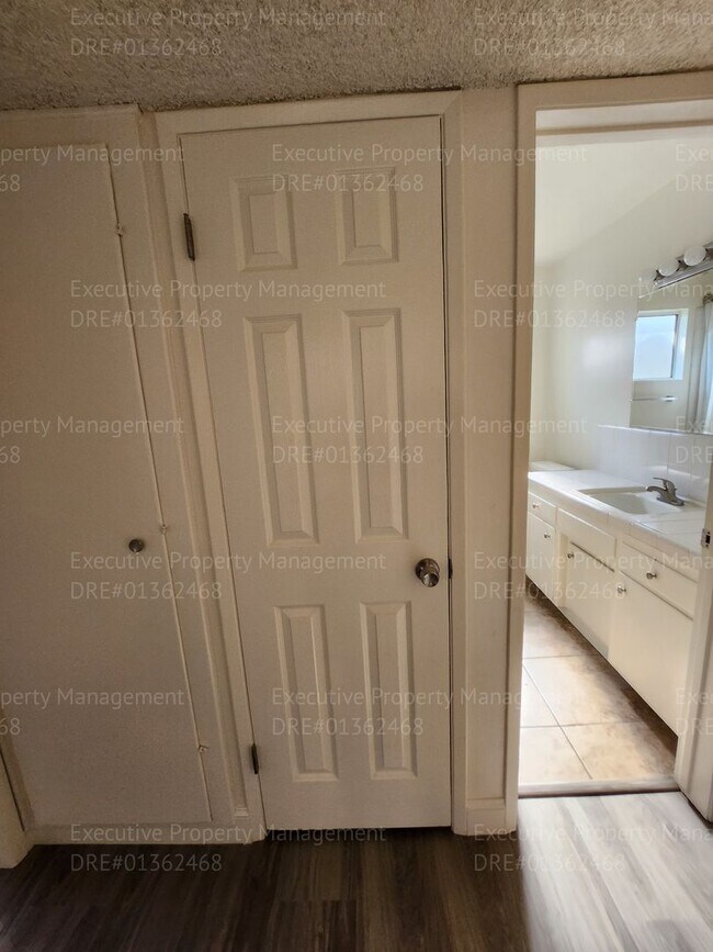 Building Photo - 3 bedroom/ 2 bathroom home located near th...