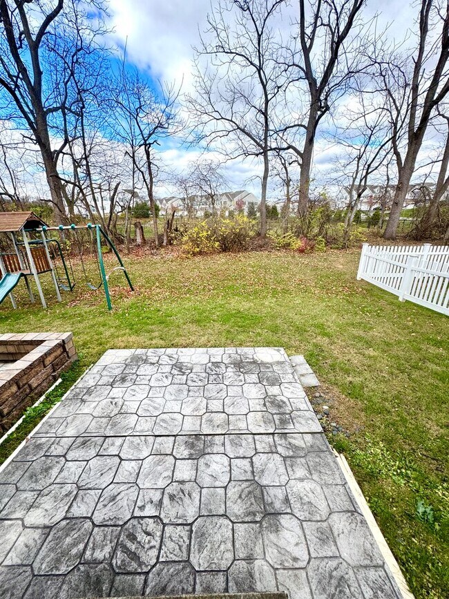 Building Photo - PARKLAND SCHOOLS! THREE BEDROOM TOWNHOME