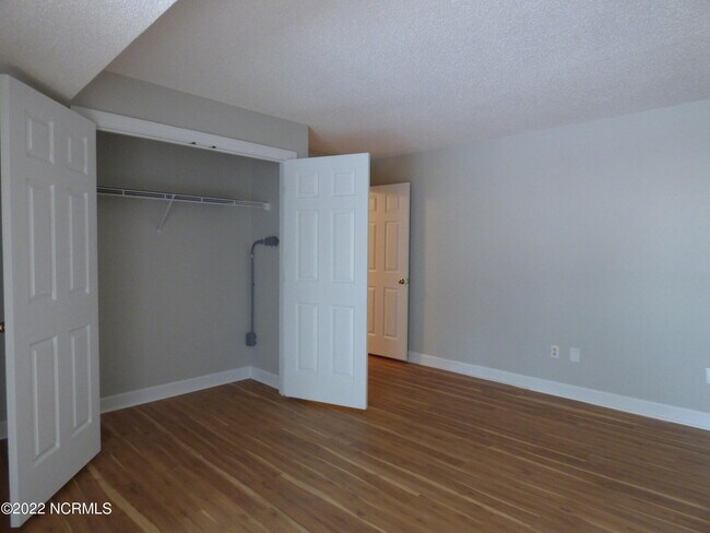 Building Photo - 245 Knoll Rd