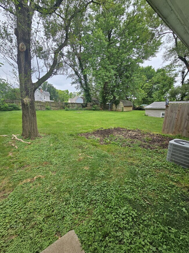 Building Photo - 409 W Linden Ave