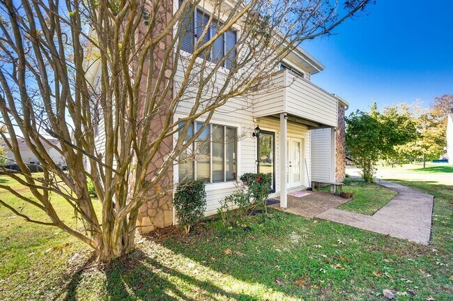 Building Photo - 810 Bellevue Rd