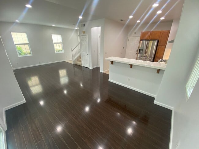 Building Photo - Beautiful & Spacious 3 Bedroom, 2.5 Bathroom Hayward Home – Prime Residential Location W Laundry,...