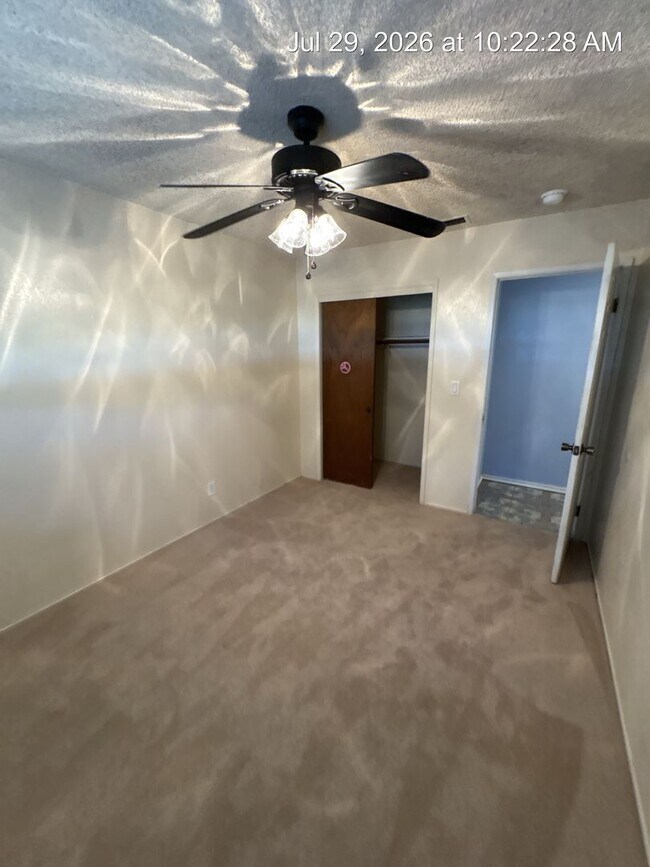 Building Photo - North Side Visalia Home!!