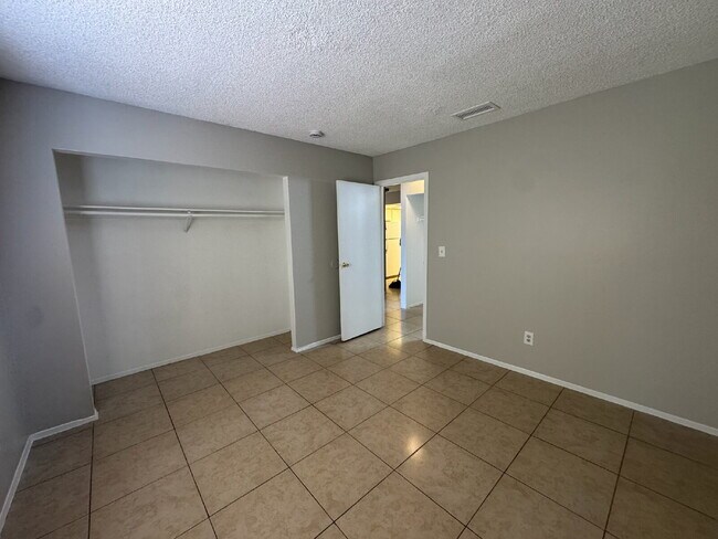 Building Photo - 3 Bed / 2 Bath Apartment Available in East Las Vegas