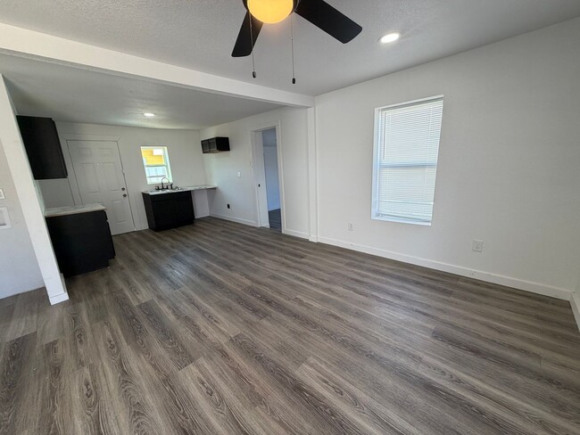 Building Photo - 3002 1st Pl