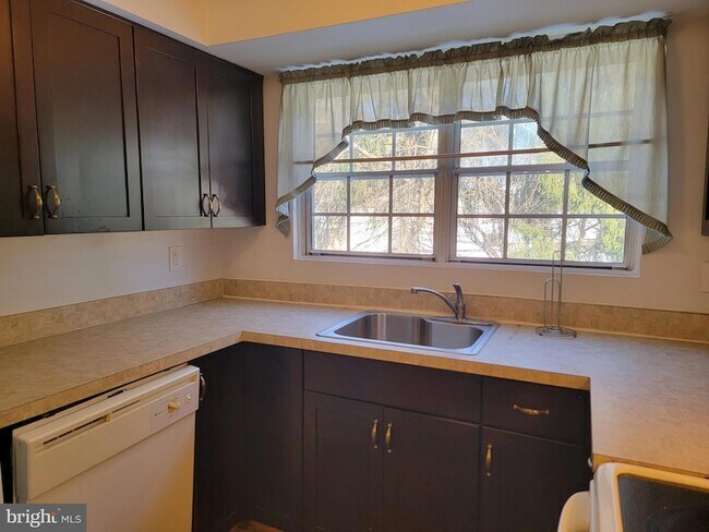 Building Photo - 9220 Niki Pl