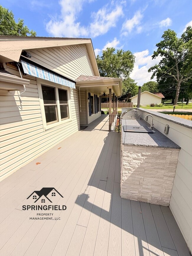 Building Photo - Location-Location, 4 BR / 2 Living Areas in SE Springfield w/ An Amazing Out Door Kitchen - Grill...