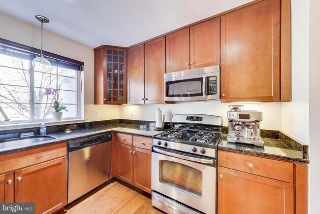 Building Photo - 4139 S Four Mile Run Dr