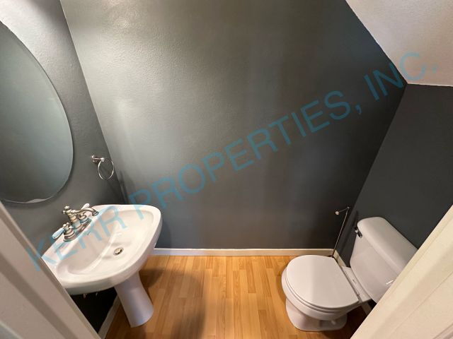 Building Photo - FREE RENT! Charming 2-Primary Suite Townho...