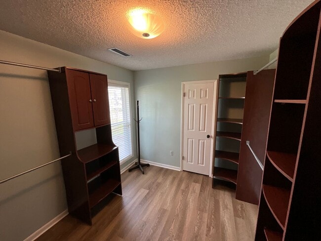 Building Photo - Gorgeous 3/2 Brick Home in Marianna with Bonus Room, Shed, and Fenced Back Yard!