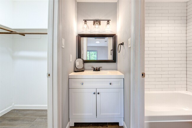 Building Photo - 3929 Tanglewilde St