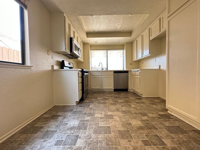 Building Photo - 3 BEDROOM HOME FOR LEASING IN Rancho Cucam...