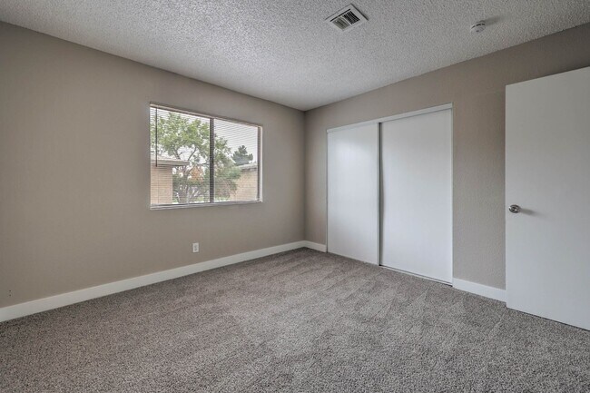 Building Photo - 4571 Carriage Park Dr
