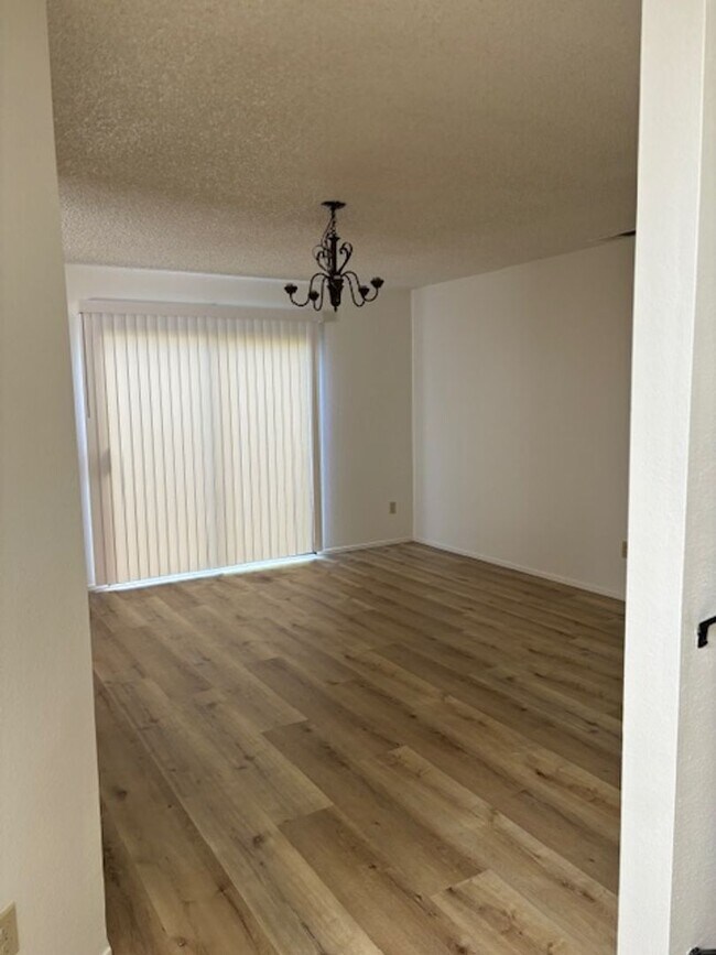 Building Photo - Beautiful 4 Bedroom, 3 Bathroom House Avai...