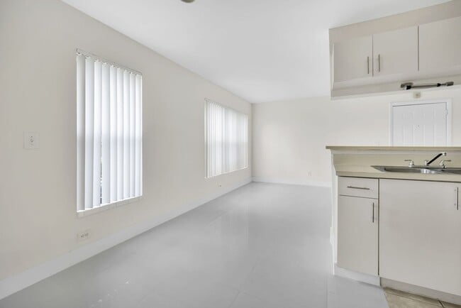 Building Photo - Cozy 2/1 Home in Sunrise!