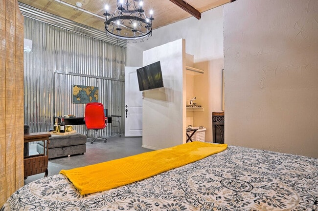 Building Photo - 3704 San Bernardo Ave