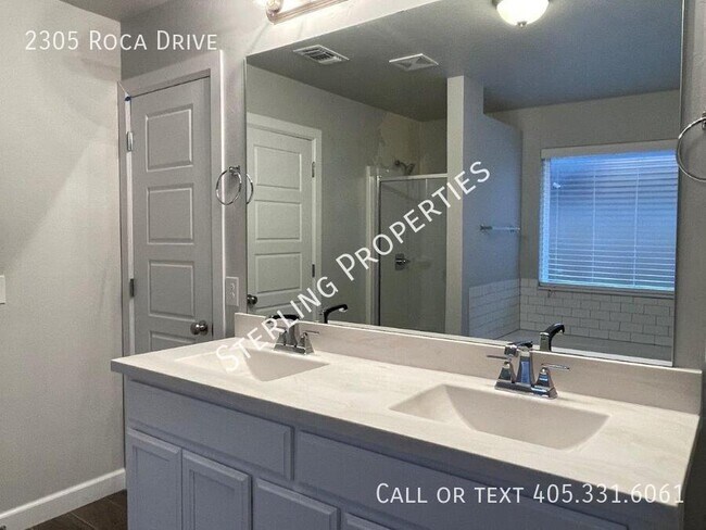Building Photo - 2305 Roca Dr