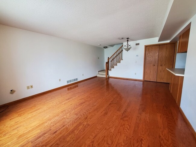Building Photo - Meadowbrook Townhomes