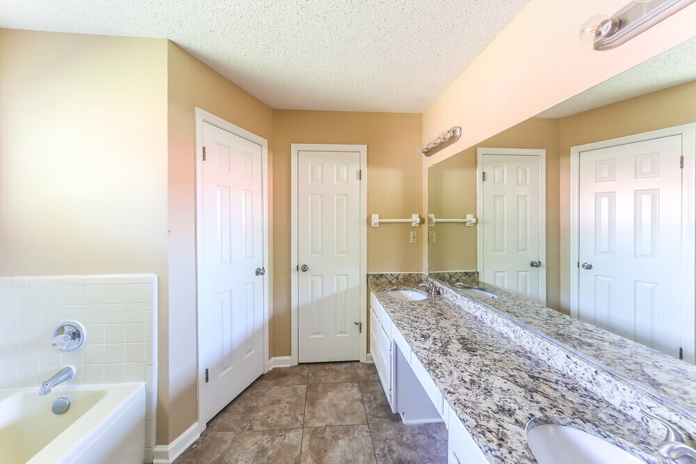 Building Photo - 6770 Lake Point Cir