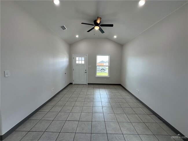 Building Photo - 10 Summit Rd