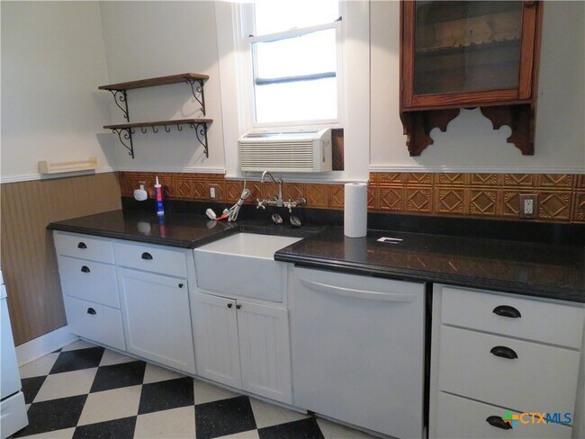 Building Photo - 610 E Krezdorn St