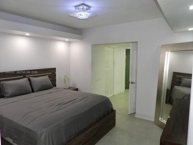 Building Photo - 715 Hollywood Blvd