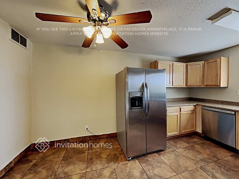 Building Photo - 2335 E Beverly Ln