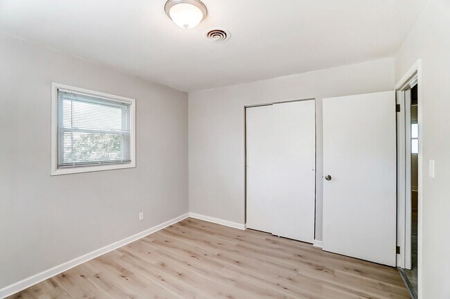Building Photo - Three Bedroom with Driveway in Dayton!